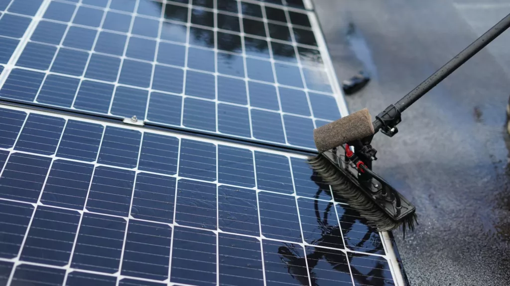 Photovoltaik Sommerwartung Saharastaub Hitze und Schatten auf Mallorca