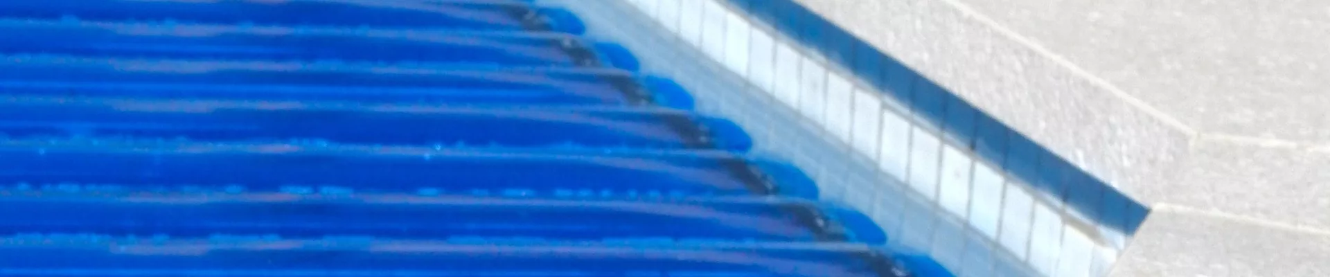 Cubierta de piscina con enrollador en el borde del vaso