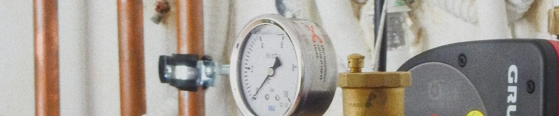 Manometer und Kupferleitungen einer Heizungsanlage Manometer und Kupferleitungen einer Heizungsanlage