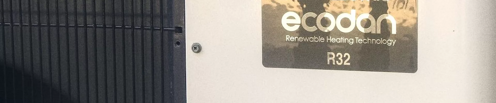 Typenschild einer Ecodan-Wärmepumpe im Detail Typenschild einer Ecodan-Wärmepumpe im Detail