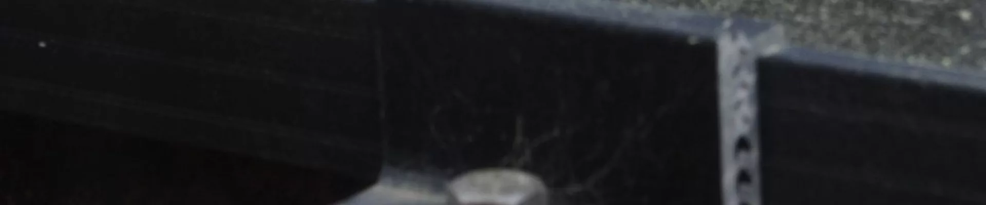 Detalle de una grapa de fijación de un módulo solar Detalle de una grapa de fijación de un módulo solar