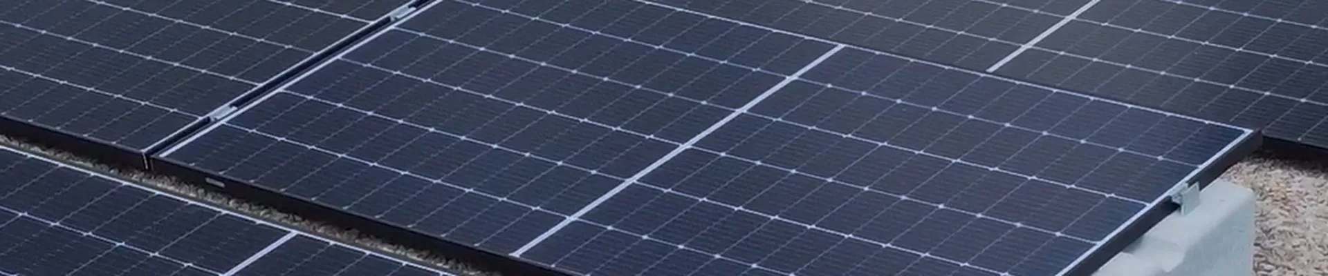 Módulos solares sobre una cubierta plana en Mallorca Módulos solares sobre una cubierta plana en Mallorca