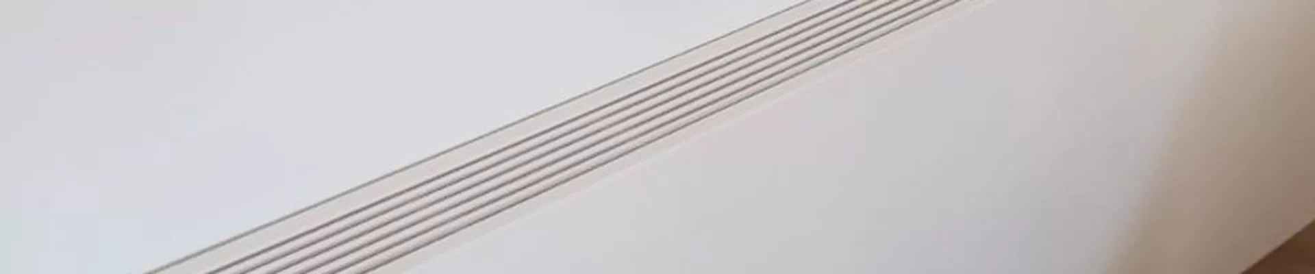 Radiador moderno en un pasillo con suelo de madera Radiador moderno en un pasillo con suelo de madera