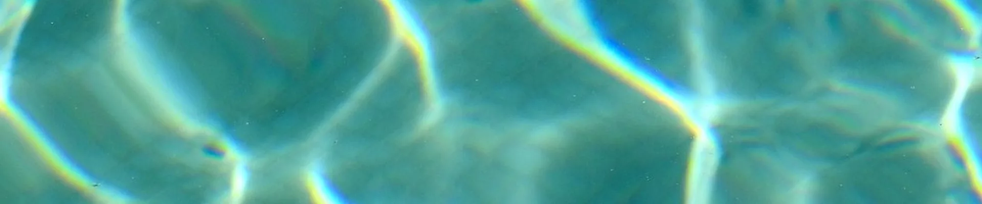 Klares Wasser eines Pools im Sonnenlicht