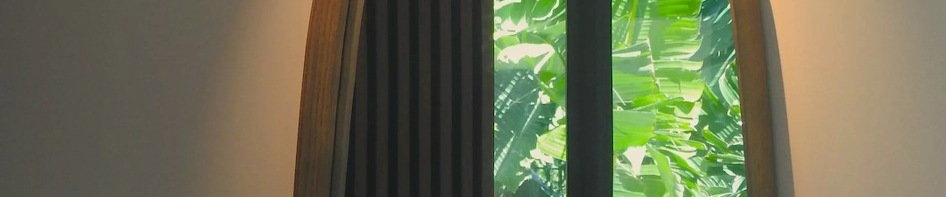 Fenster mit Vorhängen in einem kühlen Innenraum
