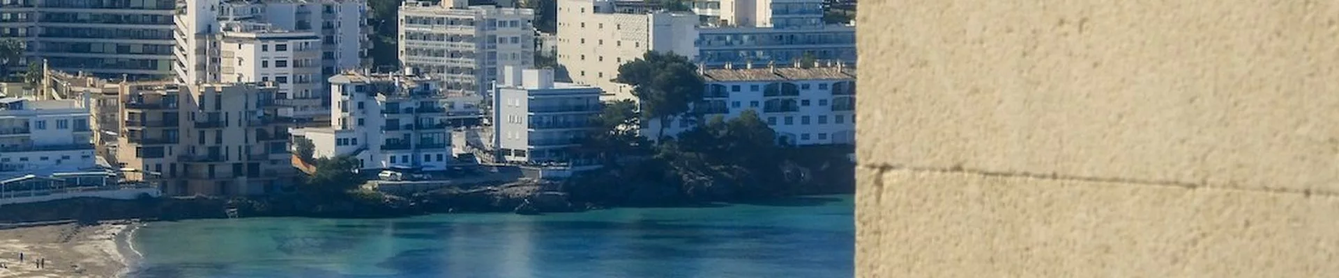 Balkon mit Blick auf das Meer auf Mallorca Balkon mit Blick auf das Meer auf Mallorca