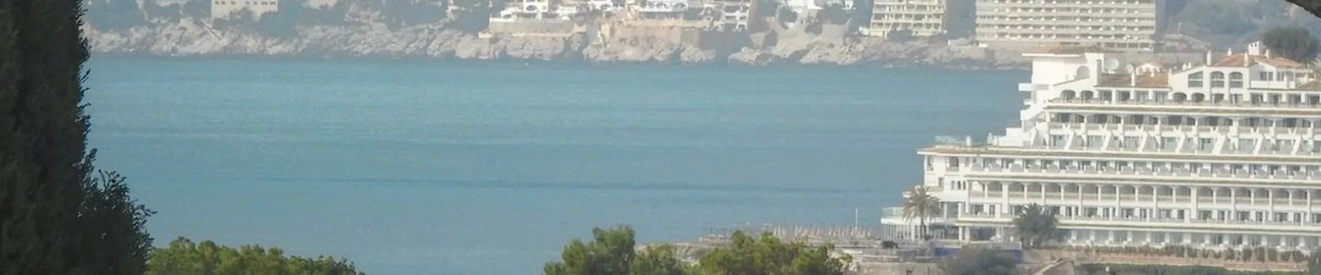 Vista de una bahía de Mallorca desde una terraza