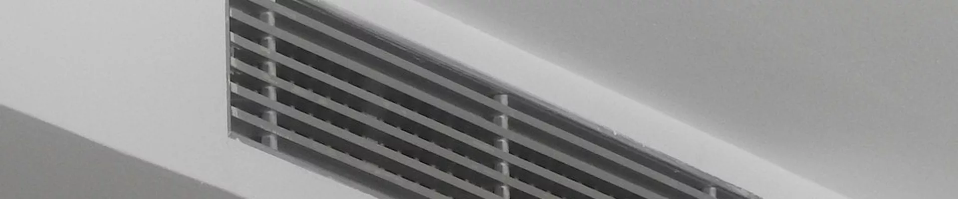 Rejilla de techo de la climatización en un pasillo