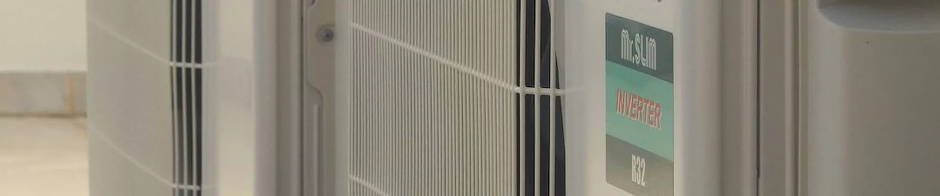 Zwei Außengeräte einer Klimaanlage auf einer Terrasse Zwei Außengeräte einer Klimaanlage auf einer Terrasse