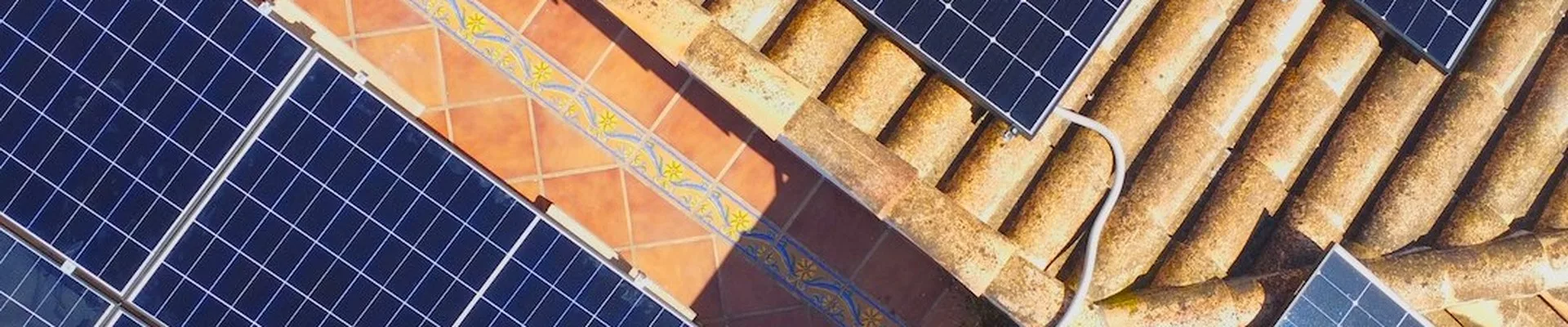 Solarmodule treffen auf traditionelle Dachziegel Solarmodule treffen auf traditionelle Dachziegel