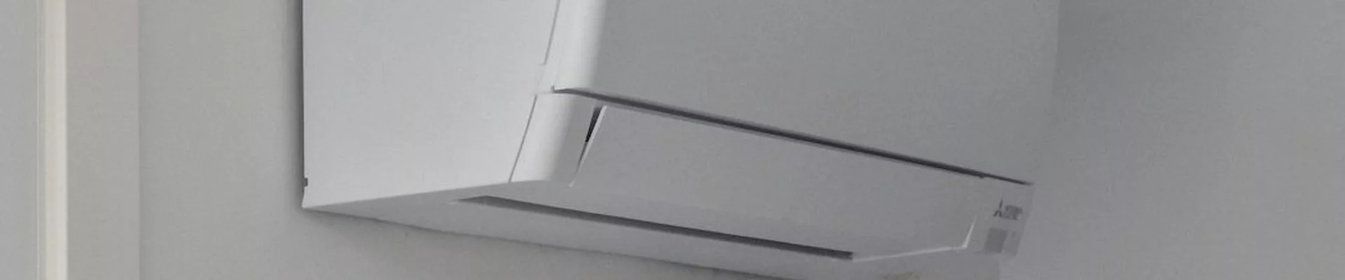Klimaanlage-Wandgerät in einem Wohnhaus auf Mallorca