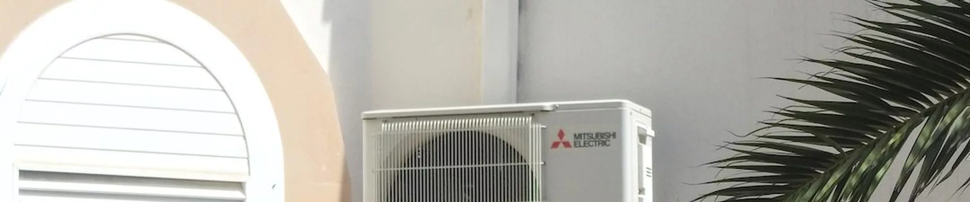 Außengerät einer Klimaanlage an der Fassade eines mediterranen Hauses