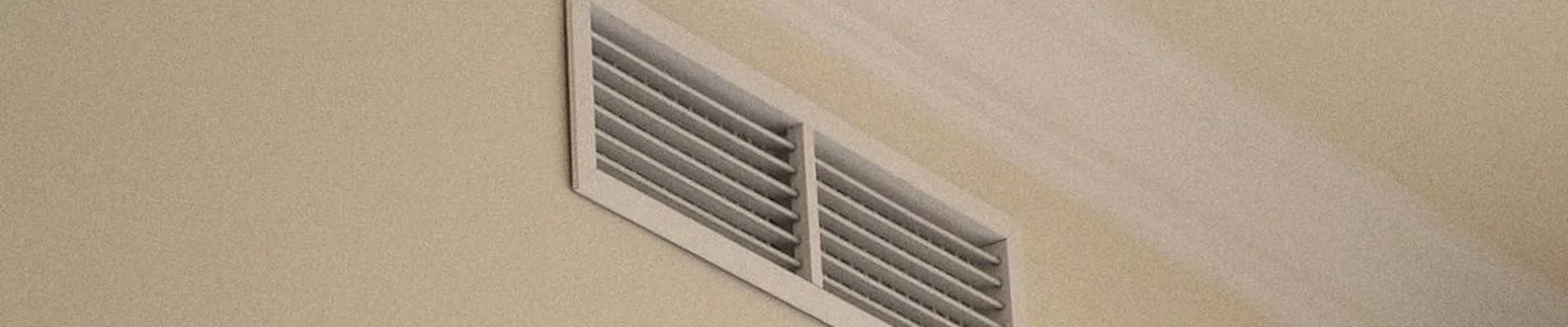 Rejilla de ventilación en el techo de una estancia
