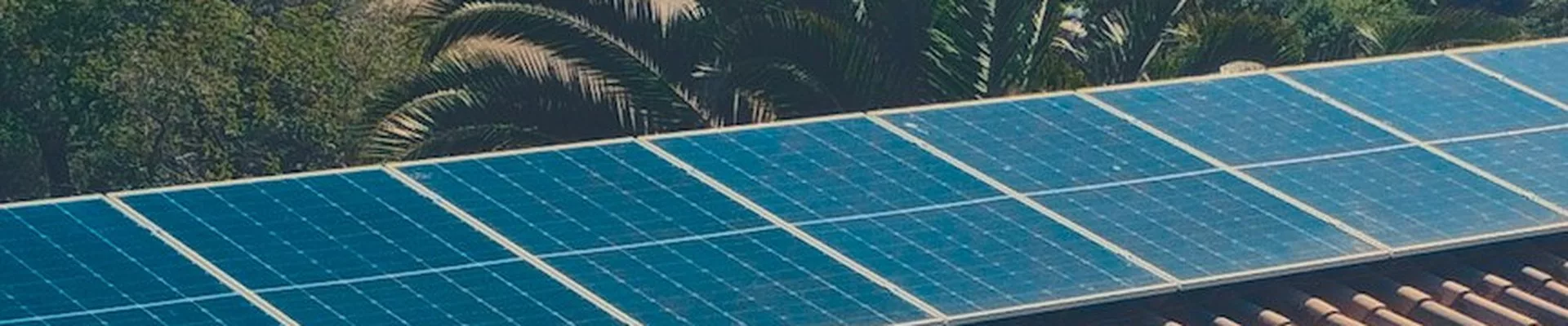 Photovoltaikanlage auf einem Dach mit Blick über die Landschaft Mallorcas