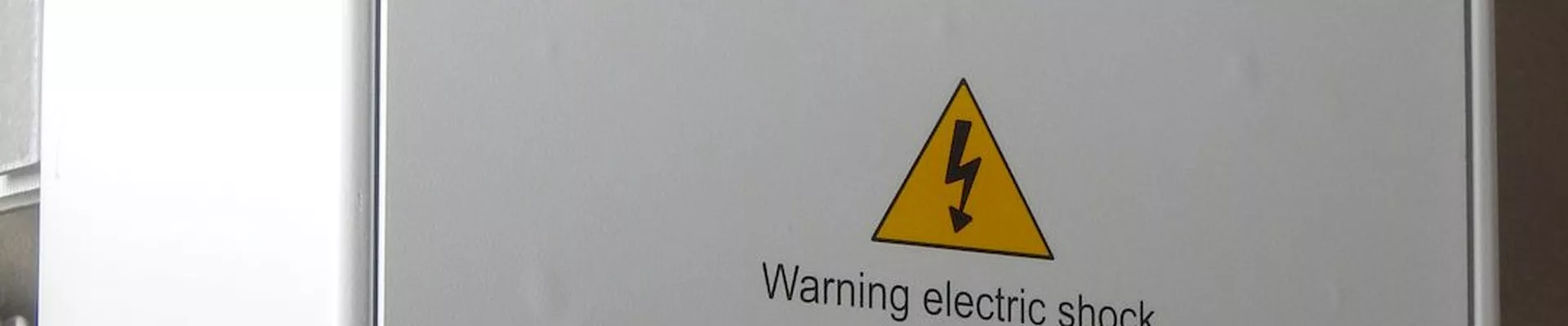 Hybrid-Wechselrichter einer Solaranlage an der Wand montiert