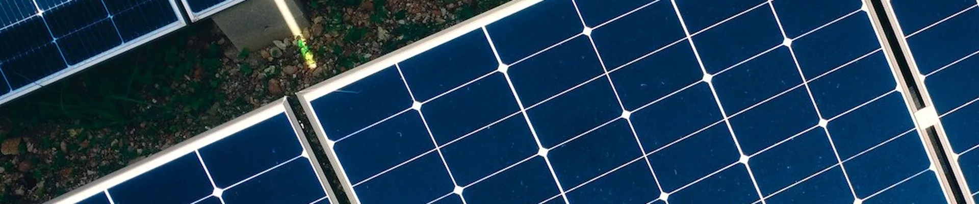 Solarmodule in Reihen auf einer Freifläche