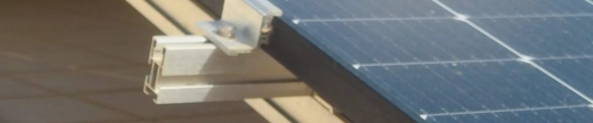Solarmodul auf der Unterkonstruktion einer Dachanlage