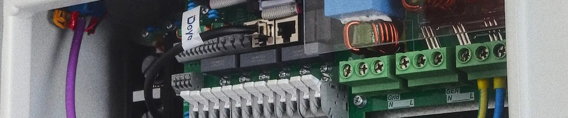 Anschlusskasten mit Verkabelung einer Photovoltaikanlage