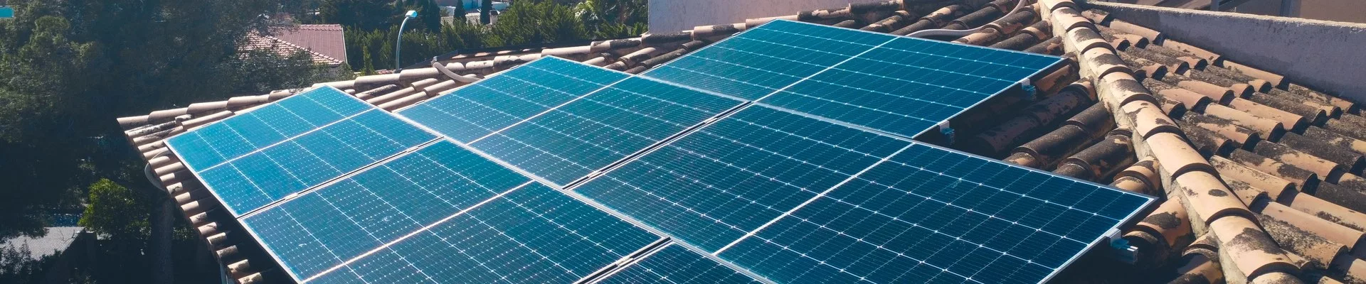 Photovoltaikanlage auf einem Dach an der Küste Mallorcas