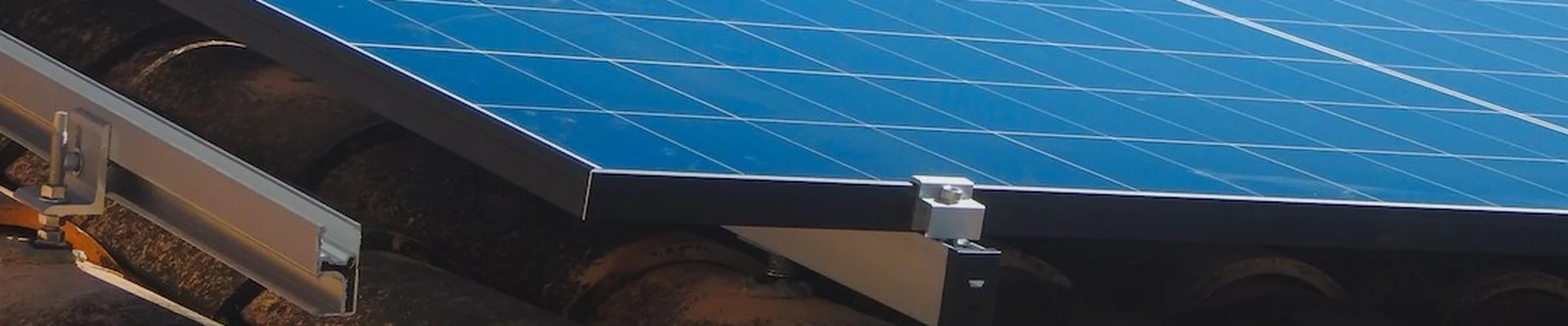 Solarpanels auf einem geneigten Ziegeldach