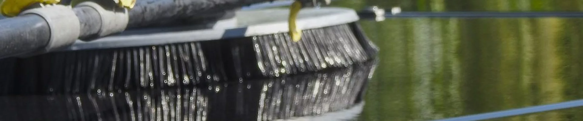 Photovoltaik Sommerwartung: Reinigungsbürste auf der Oberfläche eines Solarmoduls
