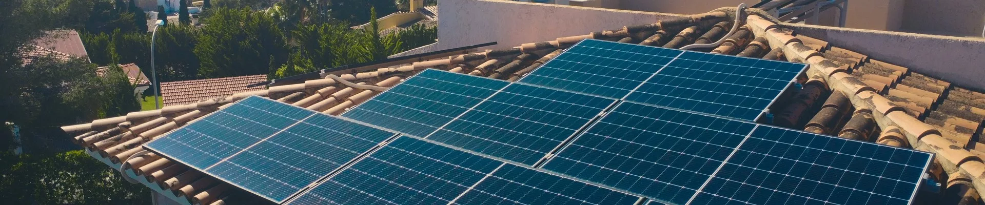 Instalación fotovoltaica en un tejado con vistas al mar en Mallorca