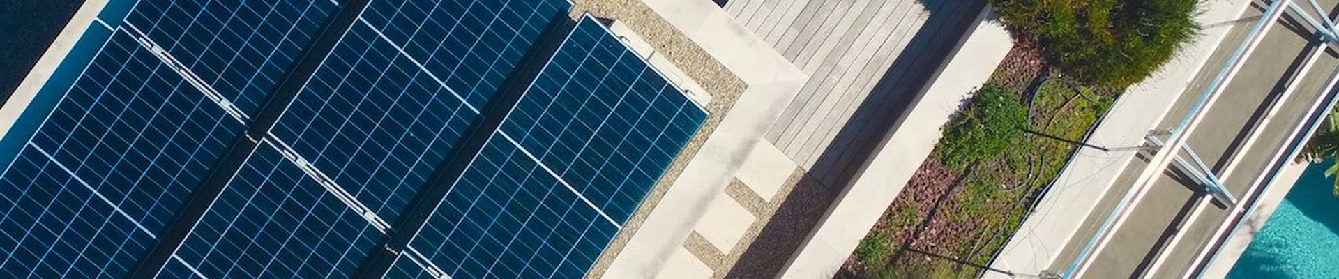 Vista aérea de una casa con piscina e instalación fotovoltaica