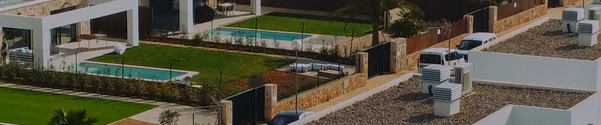 Viviendas adosadas con instalaciones solares en las cubiertas