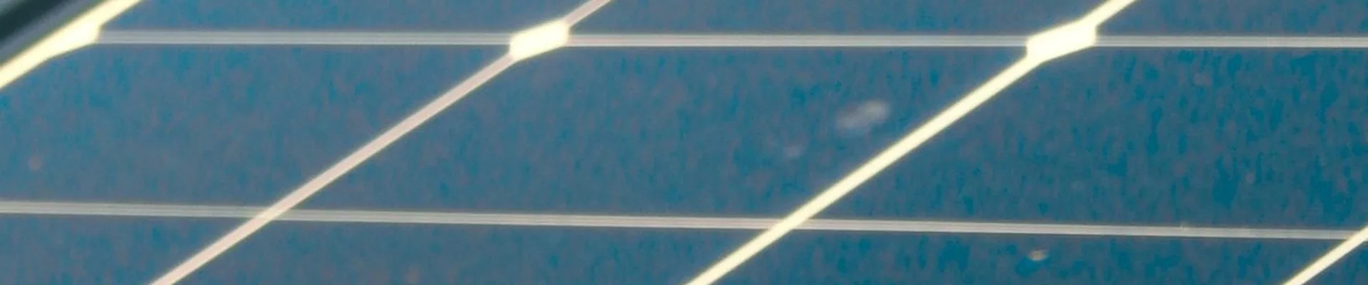 Detalle de las células de un módulo solar
