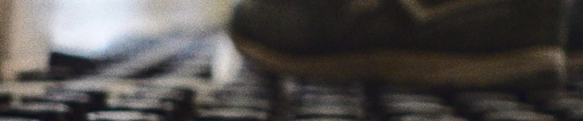 Verlegearbeiten auf den Noppenplatten der Fußbodenheizung
