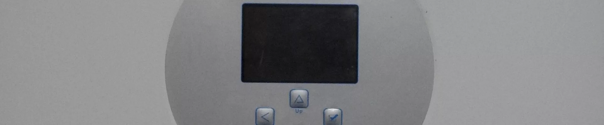 Panel de control de una bomba de calor con pantalla
