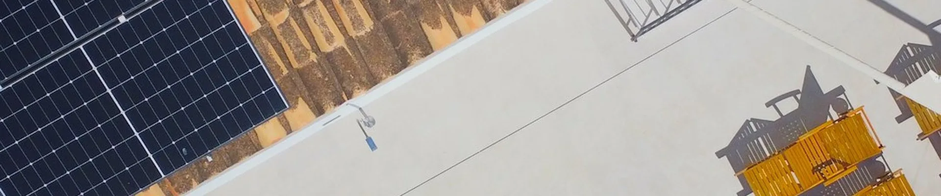 Luftaufnahme einer Finca auf Mallorca mit Photovoltaik auf dem Dach und Pool