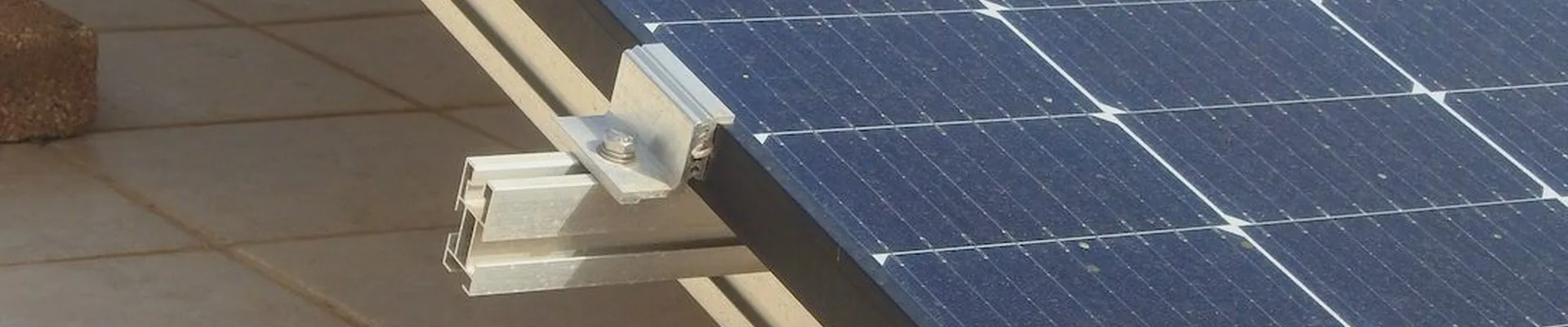Aufgeständertes Photovoltaikmodul auf einem Flachdach eines Hauses auf Mallorca